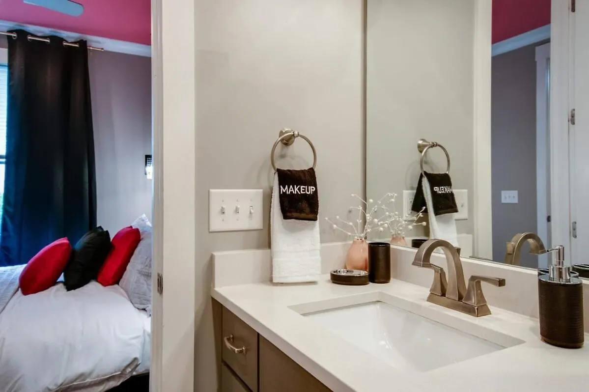 Close To The Gulch - Book Today Nashville USA
