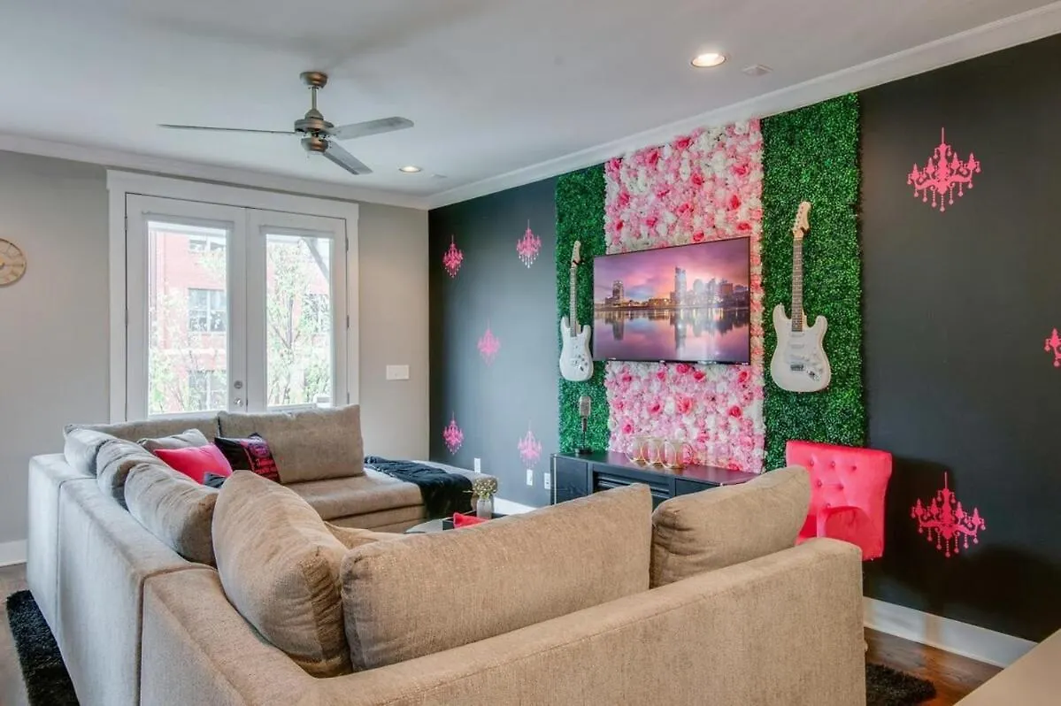 Close To The Gulch - Book Today Nashville USA